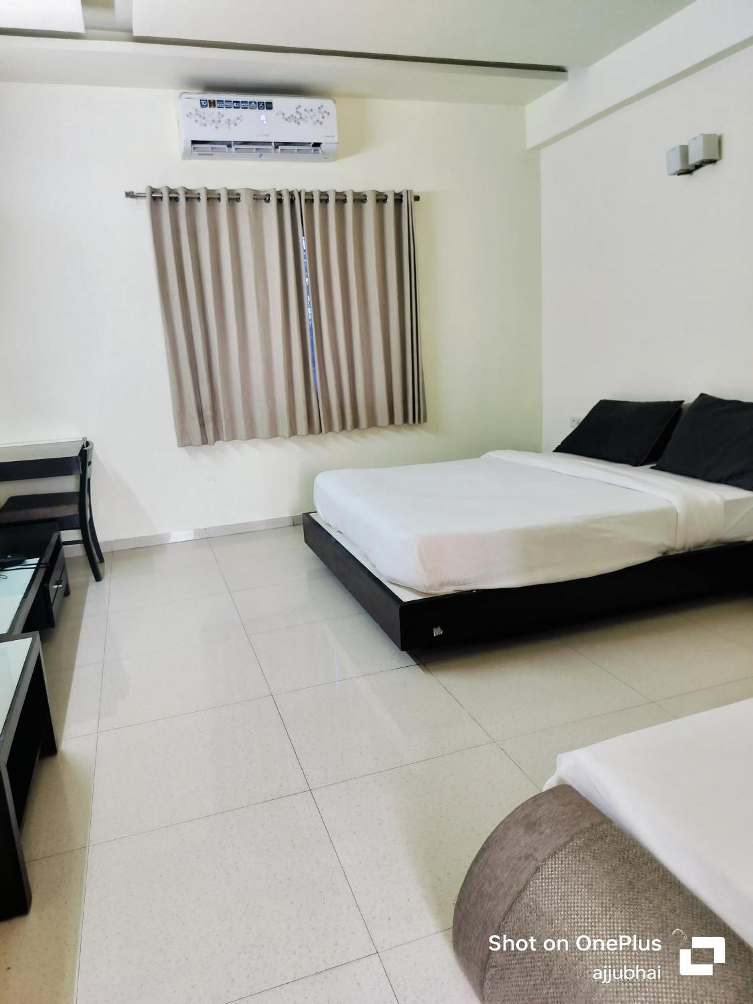 Hotel Sun N Step Club Ahmedabad Exterior foto