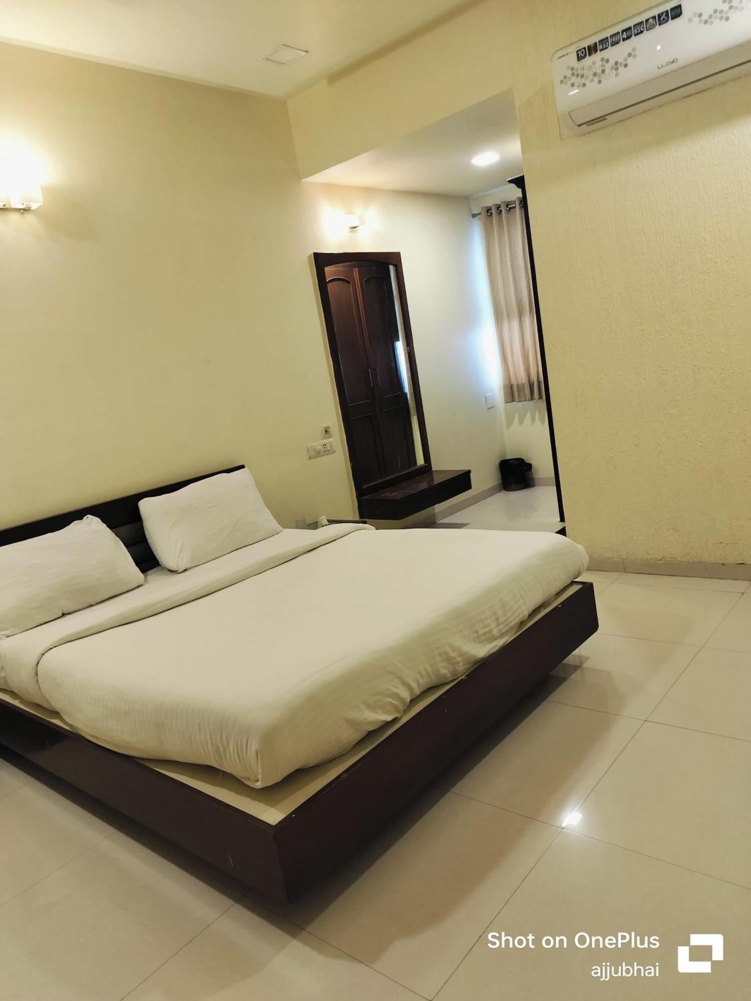 Hotel Sun N Step Club Ahmedabad Exterior foto