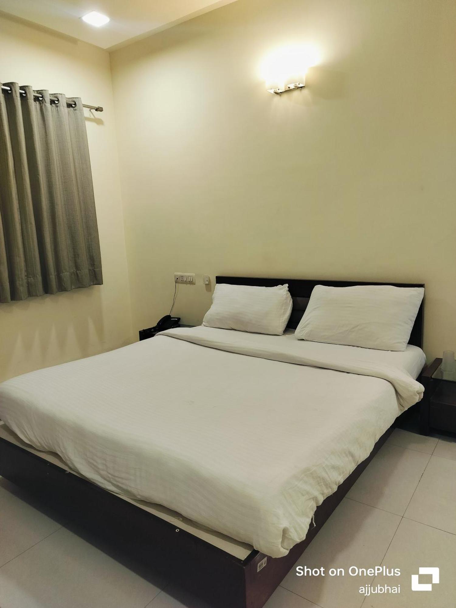 Hotel Sun N Step Club Ahmedabad Exterior foto